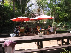 Outdoor eating at Gunnebah Retreat.
